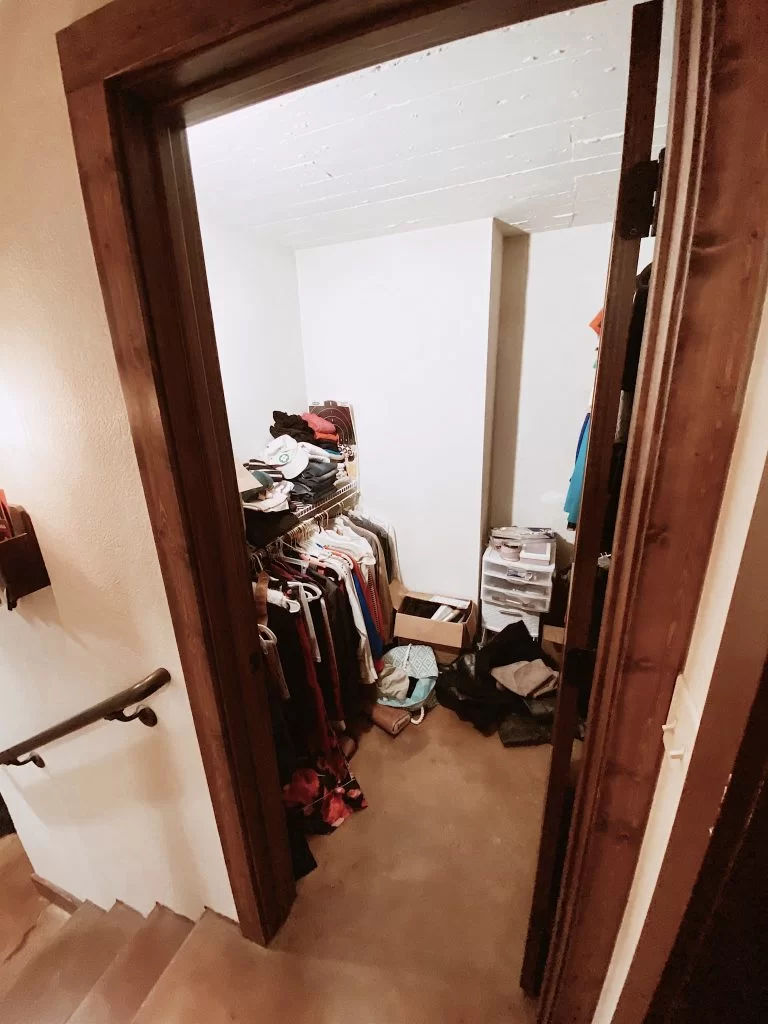 L10-ENTRY CLOSET