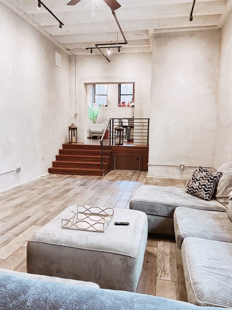 L10-LIVING ROOM STAIRWAY